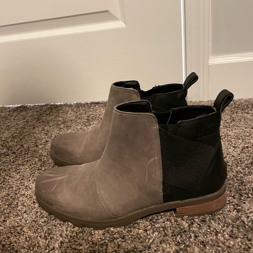 SOREL Emelie waterproof leather Chelsea boot. In excellent condition